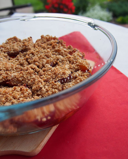 crumble sliwkowe, Śliwki zapiekane pod bezglutenową kruszonką