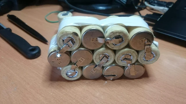 Bateria conține 15 acumulatori de 1.2V legați în serie