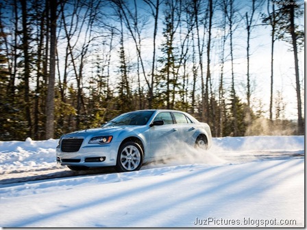 Chrysler-300_Glacier_2013_800x600_wallpaper_05
