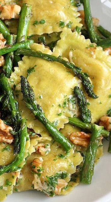 Ravioli with sauteed asparagus and walnuts. It's very simple to veganize it: you just need to replace butter with soy butter