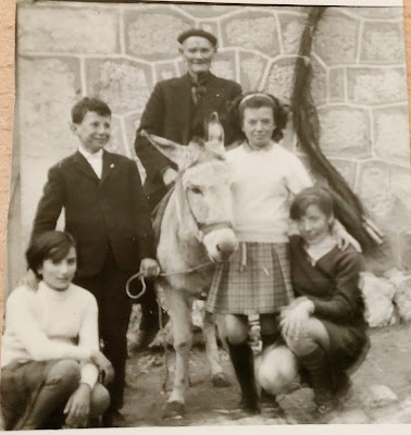 Sebastian Gonzalo con sus nietos Hilario , Milagros, Mª Jesus y Rosa