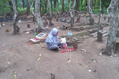 Tradisi Nyekar ke Makam Jelang Hari Raya Idul Fitri