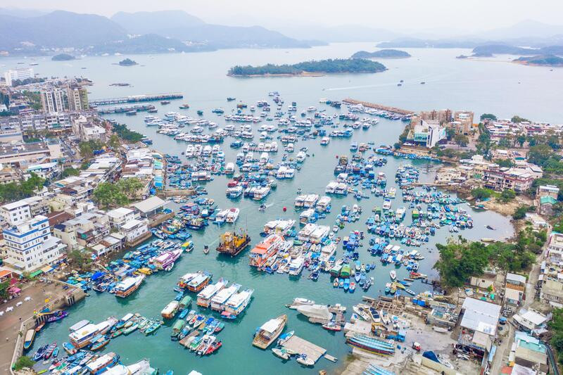 Làng chài Sai Kung vào một ngày tấp nập tàu thuyền