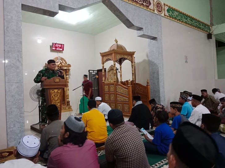 Manfaatkan Waktu Sholat Tarawih Berjamaah, Babinsa Sampaikan Pesan Kepada Warga Binaanya