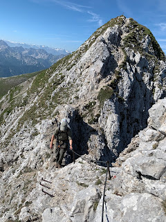 Seilversicherte Passage mit Stiften auf dem Weg zur Kirchlspitze