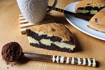 Torta variegata senza glutine, dalla consistenza equilibrata e dal profumo unico di vaniglia e cacao. Ottima per colazione e momenti di relax.