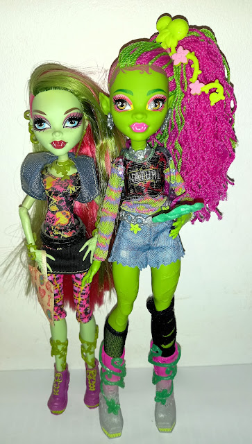Huge lot of 40 Monster high Dolls G1 G2 1st Wave Clothing Shoes All Arms &  Hands