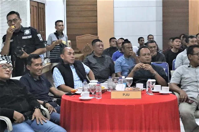 Polres Blora Polda Jawa Tengah menggelar nobar babak semifinal Piala Asia 2024 di Aula Arya Guna Polres Blora pada Senin malam (29/04/2024). (Foto: Polres Blora)