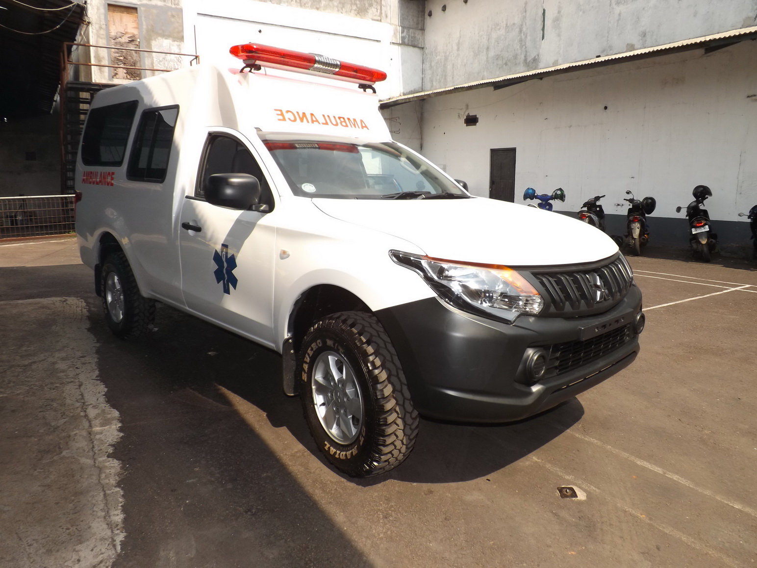karoseri mobil khusus ambulance strada triton