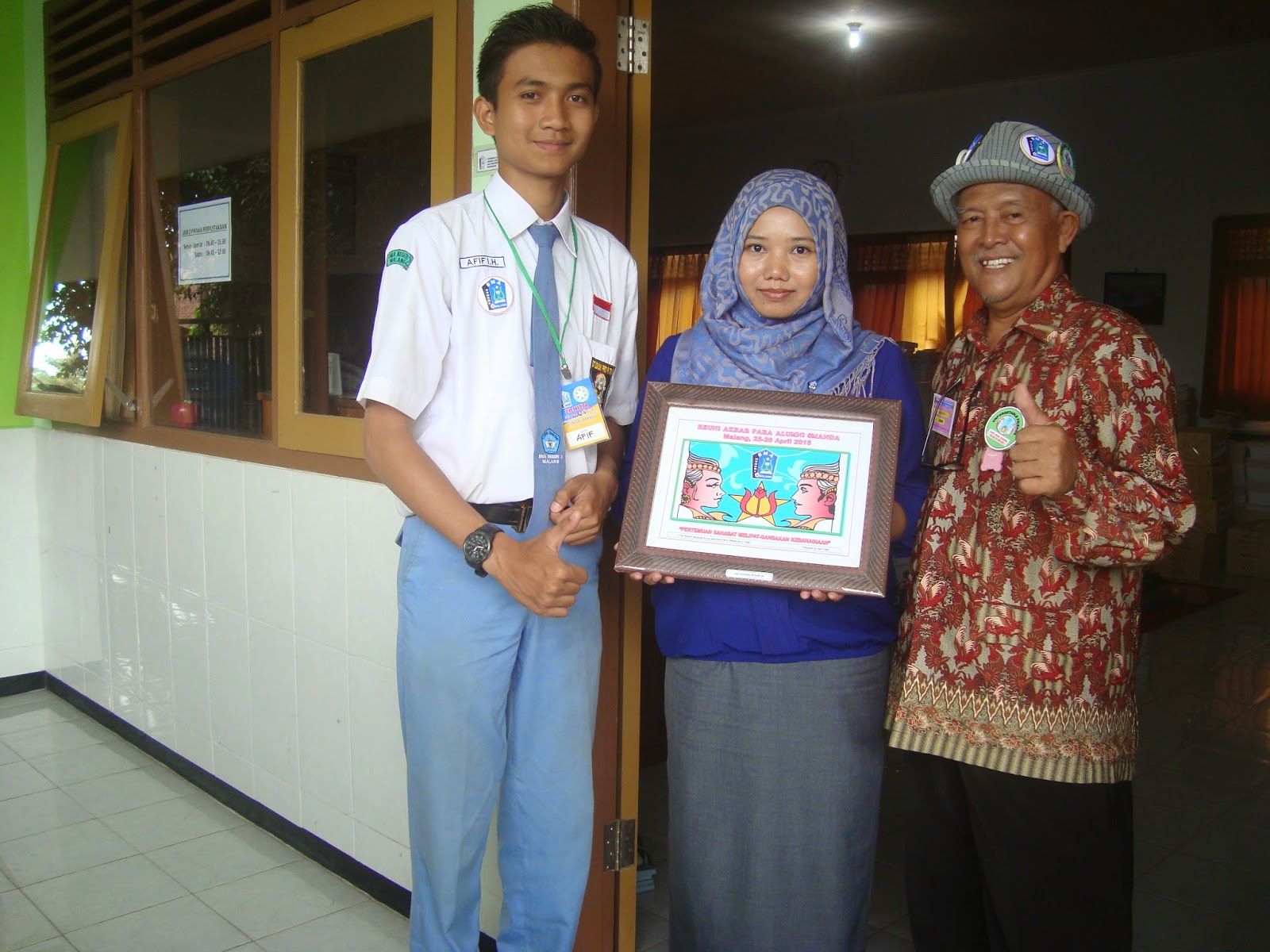 SUMBANG BUKU PERPUSTAKAAN Gembira aku bisa berkesempatan sedikit menyumbangkan beberapa buku bahasa Inggris "English For You From Radio Australia" I II