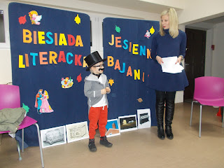 dziecko z matką podczas Biesiady Literackiej Jesienne Bajanie w bibliotece