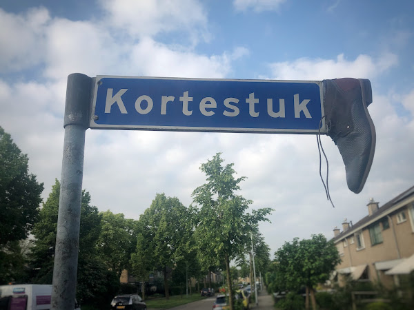 Schoen aan straatnaambord Kortestuk, Zevenaar