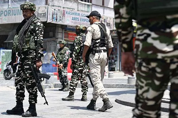 Indian paramilitary troopers stand guard in a market area in Srinagar on April 28, 2025. Photo by Tauseef Mustafa/AFP