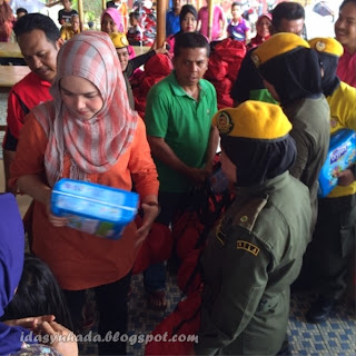 Gambar Datuk Siti Nurhaliza Membantu Mangsa Banjir Di Kuantan