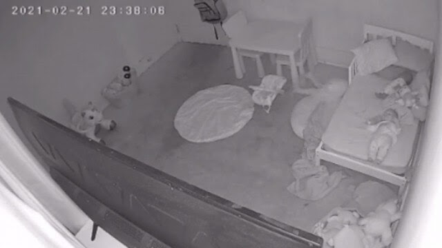 (VIDEO). Niña es arrastrada bajo su cama por un horrible fantasma 