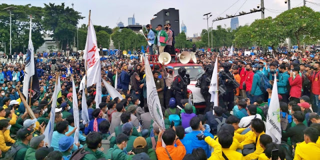 Demo Dibagi Dua Lokasi, Buruh Gelar Aksi di DPR dan Mahasiswa Kepung Istana Negara