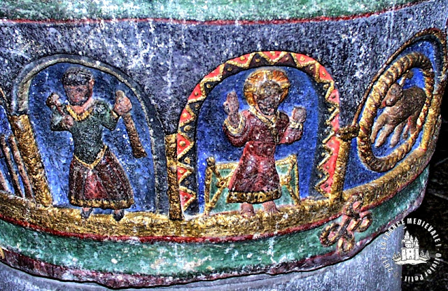 MAURIAC (15) - Cuve baptismale romane polychrome