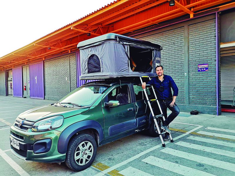 Marcelo Arismendi instaló una carpa en el techo de su Fiat Uno