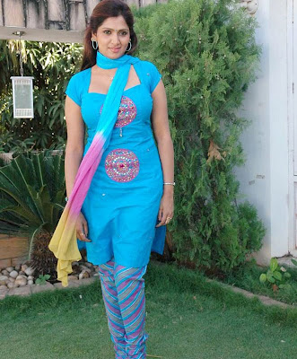 Bhuvaneswari showing hot boobs in salwar Kameez