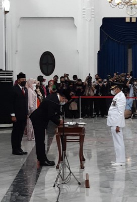 Gubernur Jabar Lantik Ngatiyana Jadi Walikota Cimahi 2017-2022, Ini Harapan Ridwan Kamil