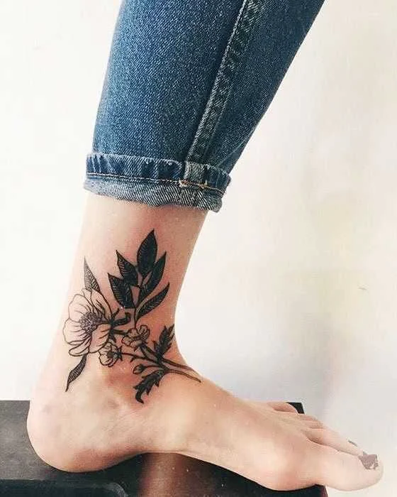 Vemos a una chica con tatuajes femeninos en sus pies