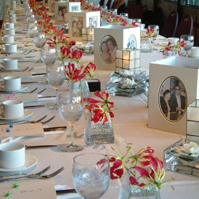 You can make beautiful and romantic wedding table decorations with wedding
