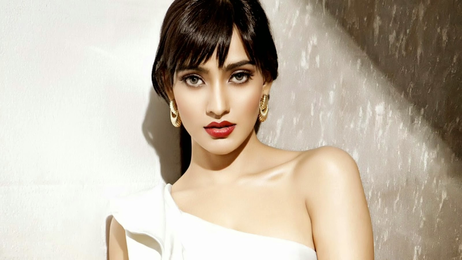 http://freestock24.blogspot.ca/2014/06/free-hd-stock-of-neha-sharma.html