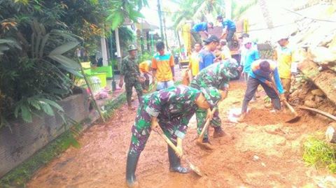 Koramil 03/Sukmajaya Bantu Bersihkan Tanah Longsor