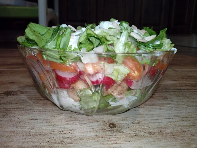 salatka z miesnymi kulkami salatka warstwowa salatka ze swiezych warzyw salatka w sosie czosnkowym salatka z miesem mielonym lekka salatka do pracy