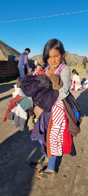 In den nächsten Mai Wochen stehen viele pastorale Expeditionen in entlegene Dörfer in den Bergen Boliviens an. Neben dem Wort Gottes bringe ich auch Schulmaterial für die Kinder und gebrauchte Kleidung für Kinder und Erwachsene mit. Nicht alle Dörfer sind mit dem Auto erreichbar. Besucher aus Europa dürfen mich auf eigene Gefahr begleiten.