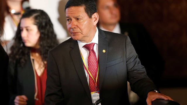 Mourão anuncia reforço do Exército para combate a manchas de óleo