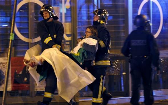 Εικόνες φρίκης από τις επιθέσεις τρομοκρατών στο Παρίσι 