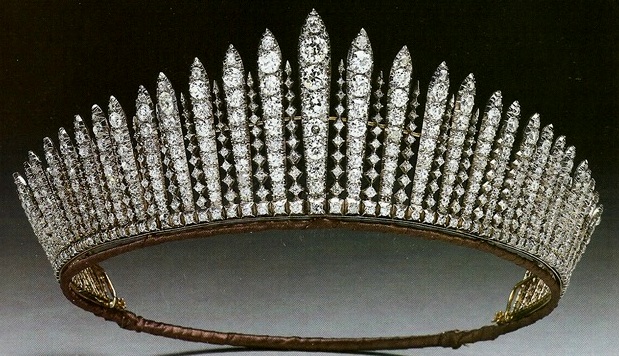 Résultat de recherche d'images pour "The Queen Mary's Fringe Tiara""