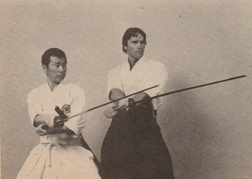 Fotografías de Arnold Schwarzenegger con el sensei Kiyoshi Yamazaki entrenando para Conan el bárbaro