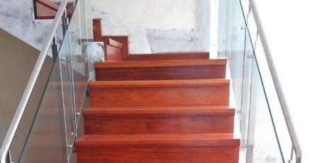 contoh pemasangan papan kayu pada area tangga Rumah 