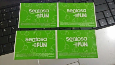 Buat ke Sentosa Island ada beberapa pilihan transportasi. Kalian bisa naik bus yang ongkosnya sekitar S$1 atau S$2, atau naik Sentosa Express yang harga tiketnya S$4, atau bisa juga naik cable car yang harga tiketnya paling mahal, yaitu S$25-30. Kalian juga bisa jalan kaki, tapi tetep bayar S$1, semacem biaya retribusi.