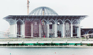 Seni bina unik 'Masjid Besi' di Putrajaya