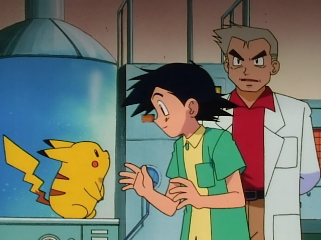 Pikachu es un ratón con cola en forma de rallo, amarillo con mofletes rojos esta conociendo a Ash un niño con camisa amarilla y jersey verde y al profesor Oak, polo rojo y bata blanca