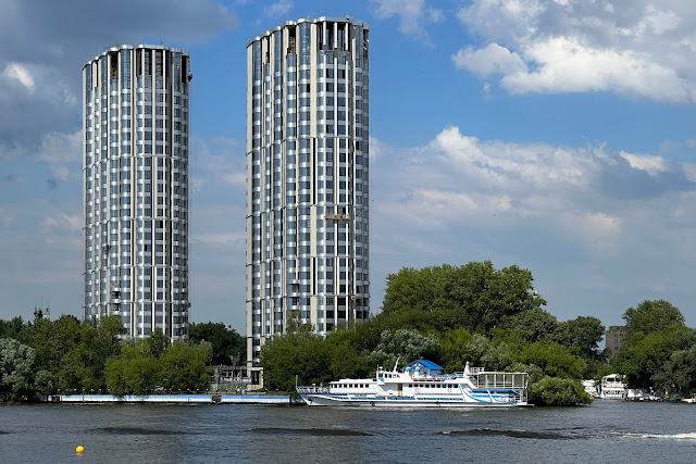 Строгинский полуостров, Москва-река, вид на Тушино, пристань, строящийся жилой комплекс «Level Стрешнево»