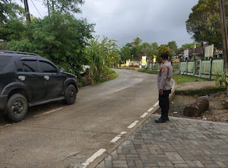 Antisipasi Terjadinya Gangguan Kamseltibcarlantas Polsek Angsana Polres Pandeglang Laksanakan Strong Point