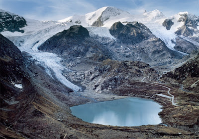   Uma equipe de cientistas reuniu evidências fotográficas dos efeitos causados pelas mudanças climáticas. Por meio de imagens de “antes e depois”, eles registraram o recuo das geleiras e derretimento do gelo em regiões da Groelândia e Antártida.  A pesquisa de caráter fotográfico foi pulicada no dia 30 de março na revista GSA Today, de acordo com informações da Live Science.  “Nós temos evidências fotográficas não retocadas das geleiras que estão derretendo em todo o Planeta”, disse o coautor do estudo, Gregory Baker, um geólogo da Universidade do Kansas.  “Isso inclui os lençóis de gelo da Groenlândia e da Antártida – que foram consideravelmente reduzidos em tamanho”.  “Estes não são modelos de computador, fantasias ou imagens de satélite em que você teria que fazer todos os tipos de correções”, advertiu. “Estas são simplesmente fotos, algumas registradas até 100 anos atrás. Meus coautores voltaram a muitos desses locais e os clicaram novamente. Então é apenas uma prova direta da perda do gelo em larga escala em todo o mundo”.    Glaciar Mendenhall, no Alasca   Esses registros de 2007 e 2015, feitos no Glaciar Mendenhall do Alasca, revelam que neste período de oito anos houve um recuo de cerca de 550 metros.    (2007)  (2015)   Glaciar Solheimajokull, na Islândia   Também fotografada entre os anos de 2007 e 2015, a geleira localizada na extremidade sul da calota Myrdalsjokull apresentou uma notável diferença de 625 metros de recuo nesse período de oito anos de aquecimento global.   (2007)  (2015)  Glaciar Stein, na Suíça  Localizado na Suíça, este glaciar também enfrentou mudanças relevantes em sua paisagem. Recuando cerca de 550 metros, ele foi registrado entre os anos de 2006 e 2015.    (2006)  (2015)  Glaciar Trift, na Suíça  Também na Suíça, o Glaciar Trift notavelmente retraiu em cerca de 1,7 quilômetro, de acordo com os pesquisadores. Os registros foram feitos entre 2006 e 2015.    (2006)  (2015)  Glaciar Qori Kalis, no Peru  , Este glaciar peruano, da região de Quelccaya recuou emimpressionantes 1,14 quilômetro entre os anos em que foram fotografados: 1978 e 2016.     (1978)  (2016)  Glaciar Columbia, no Alasca Localizado na costa sudeste do Alasca, o glaciar de Columbia é chamado de “um glaciar de maré”. Isso significa que ele flui diretamente para o mar, de acordo com o Observatório Terrestre da NASA. Em 1794, quando exploradores britânicos examinaram a geleira, eles descobriram que seu “nariz” (chamado de terminus) se projetava para a borda norte da Ilha Heather, próxima à foz da baía de Columbia.  “A geleira manteve essa posição até 1980, quando começou a recuar rapidamente para o local em que está hoje”, disse o Observatório. As imagens abaixo mostram a geleira entre os anos de 2009 e 2015, bem como uma retração glacial de 6,5 quilômetros.     (2009)  (2015)  FONTE: LiveScience 