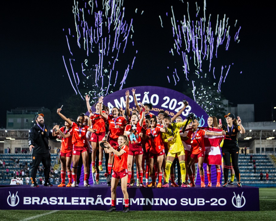 SBT conquista a Champions League e antecipa presente de aniversário -  Feminino & Masculino - Estado de Minas
