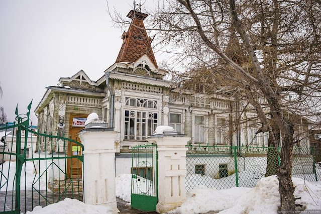 Деревянная усадьба с башенкой, покрытой черепицей