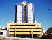 Edificio del hotel con detalle de franjas azules verticales