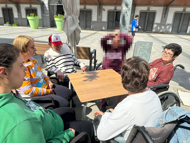 Grupo de personas tomando algo en una terraza