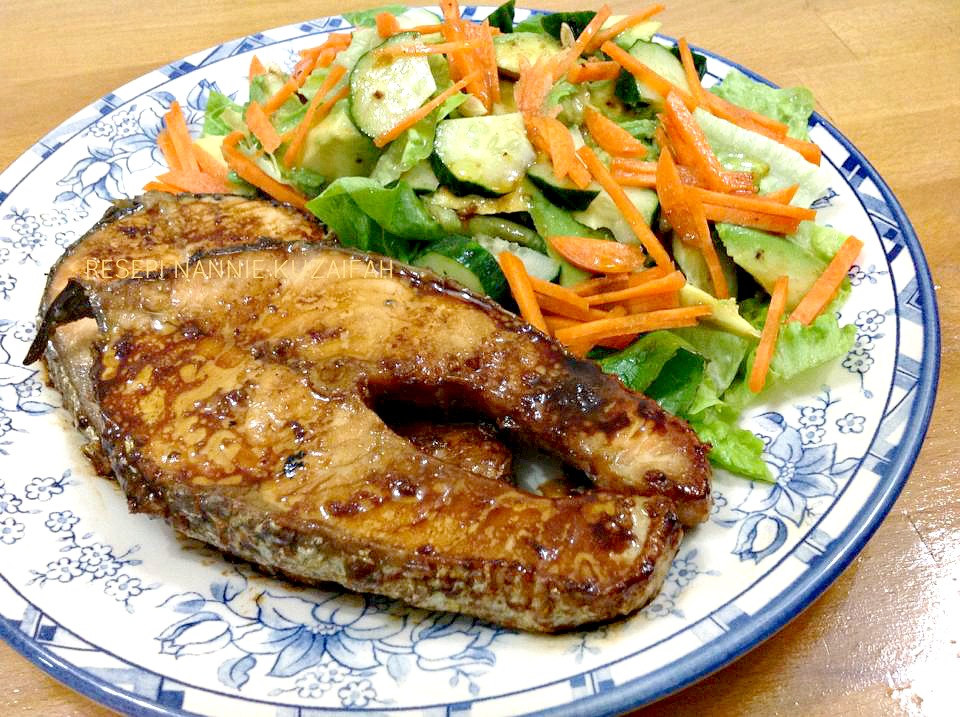 RESEPI NENNIE KHUZAIFAH: Grill ikan salmon bersama salad