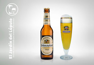 La cerveza rubia alemana Weihenstephaner Pils