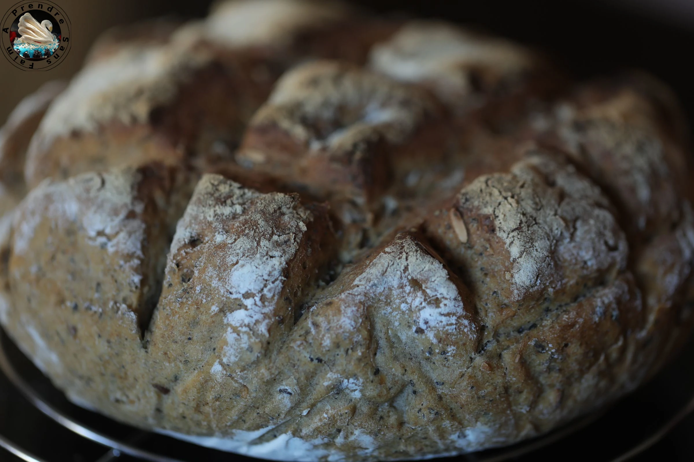 Pain cocotte au levain et noisettes torréfiées