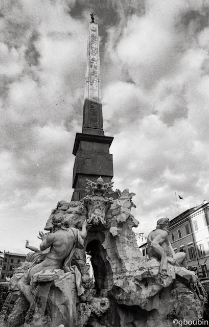 "Piazza Navona" (Sujet : Place Navone - Rome ; Materiel : Canon A1, 24mm, APX100)