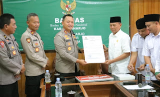 Perdana, Polres Sukoharjo Salurkan Zakat dan Infaq ke Baznas